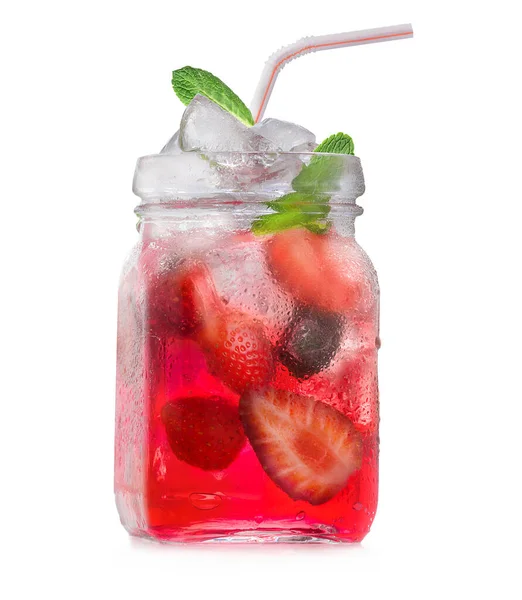 Sommer erfrischende hausgemachte Limonade aus Erdbeeren und Minzblättern in Glas isoliert auf weiß — Stockfoto