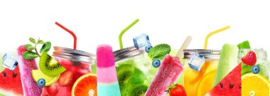 Parlak yaz kokteylleri, buzlu şekerler ve beyaz arka planda meyveler..