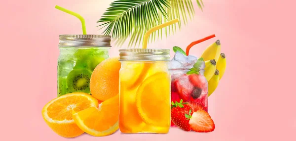 Frische Saftgläser mit Fruchtmischung auf rosa Hintergrund. Konzept aus gesunden Sommercocktails, Getränken, Limonade — Stockfoto