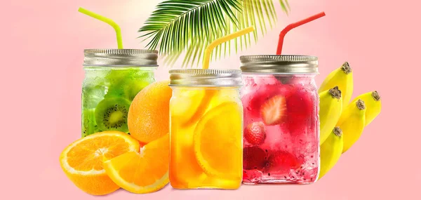 Frischer Saft in Gläsern mit Fruchtmischung auf rosa Hintergrund. Konzept für gesunde Sommercocktails, Getränke, Limonade. Sommerferien — Stockfoto