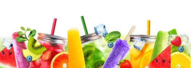 Parlak yaz kokteylleri, buzlu şekerler ve beyaz arka planda meyveler..