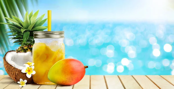 Cocktail tropical estival aux fruits de mangue et jus de coco sur fond bleu turquoise — Photo