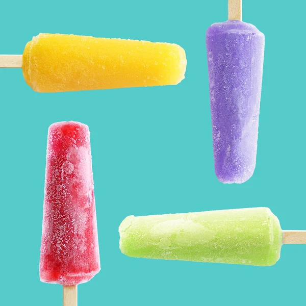 Popsicles d'été sur fond bleu. Concept de chaleur d'été — Photo