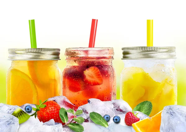 Bunte erfrischende Sommergetränke im Glas und Strohhalme auf Eis mit Früchten und Beeren — Stockfoto