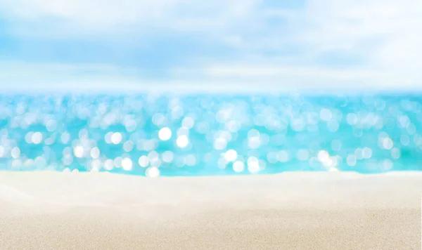 Морський пейзаж і піщаний пляж. Розфокусована поверхня морської води, що блищить на сонці . — стокове фото