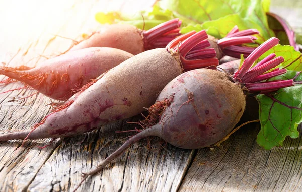 Rote Rüben auf rustikalem Holzgrund. Biologische Rote Bete. — Stockfoto