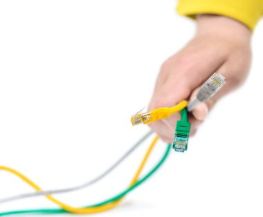 Beyaz arka plandaki bir teknisyenin elindeki internet kabloları
