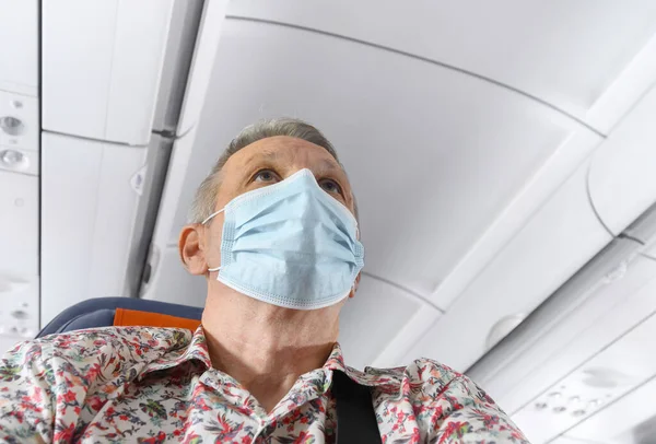 Mężczyzna w masce w kabinie. Zapobieganie pandemii koronawirusów — Zdjęcie stockowe