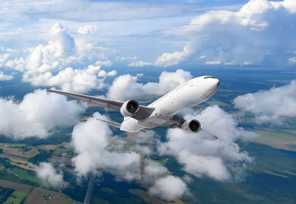 Flugzeug fliegt über Wolken auf blauem Himmel Hintergrund — Stockfoto