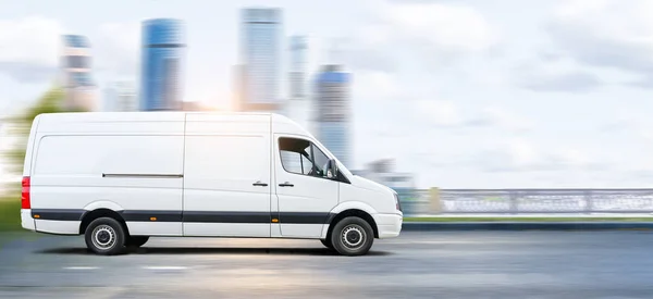 Beyaz minibüs modern şehir manzarası arka planında. Lojistik konsept geçmişi
