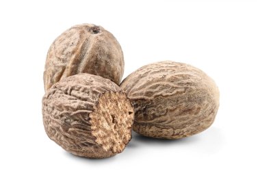 Tüm hindistan cevizi ve tam derinlikte beyaz arka planda yarı izole.