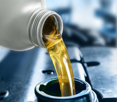 Araç tamir merkezindeki plastik kutudan motor yağı dökülüyor..