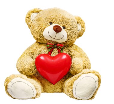 Pelüş oyuncak ayı kırmızı kalbi tutuyor yumuşak kahverengi kürk, dikişli gülümseme, beyaz arka planda oturan poz, romantik hediye konsepti ideal.