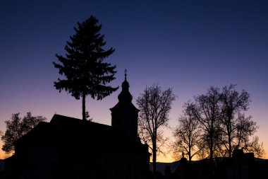 Akşam kilisede ben.