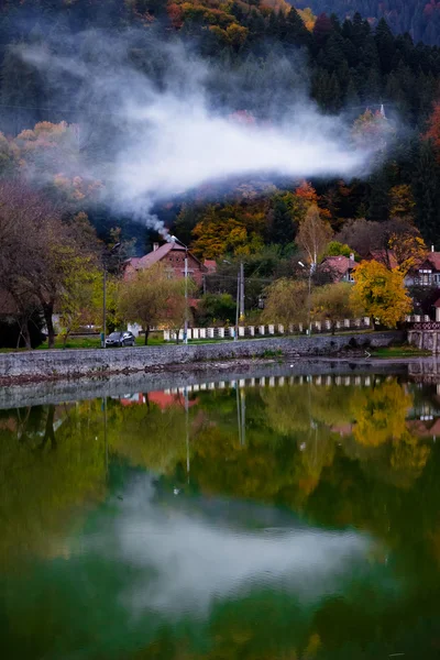 Göl ve duman ile ev