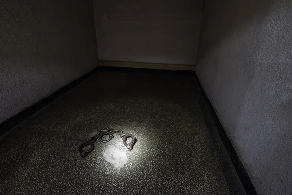 Karanlık bir hücrede pranga