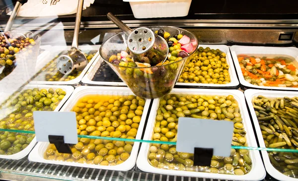 Bir pazarda zeytin standı