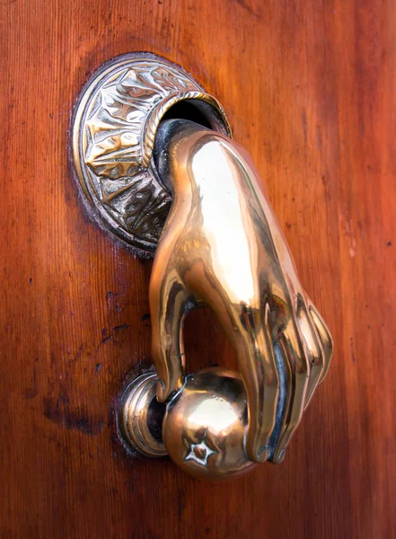 el şeklinde kapı tokmağı