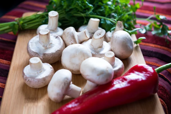 Mantar, maydanoz ve dolmalık biber