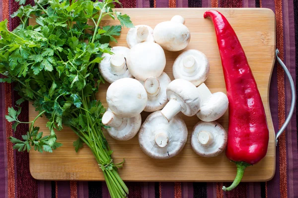 Mantar, maydanoz ve dolmalık biber 