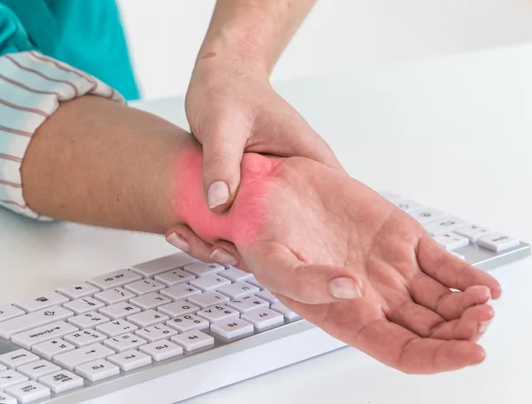 Dolor de muñeca por trabajar con computadora, síndrome del túnel carpiano — Foto de Stock