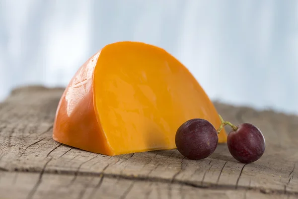 Hollander kaas - gedeelte van Mimolette — Stockfoto