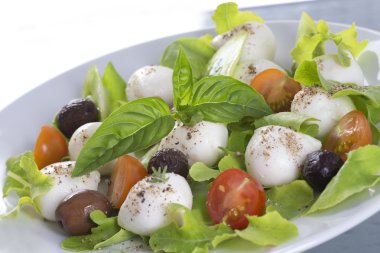 İtalyan Caprese salatası