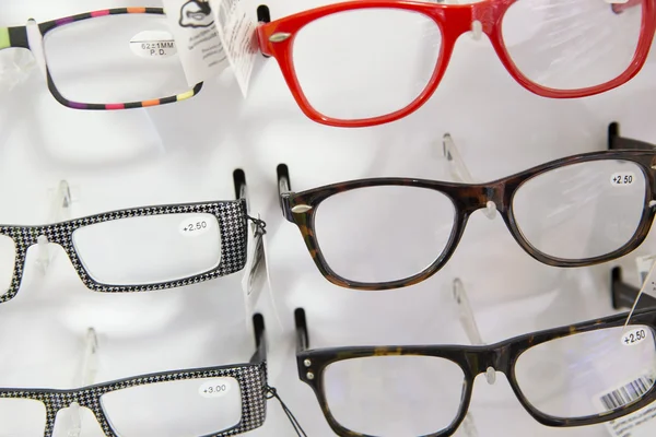 Óculos médicos na loja — Fotografia de Stock