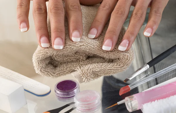 Handen van jonge vrouw met manicure — Stockfoto