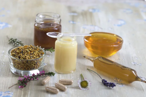 Komposition med kosttillskott - ekologisk honung bi produkt — Stockfoto