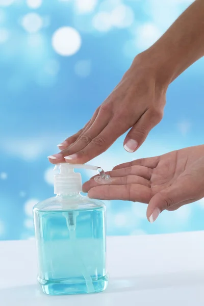 Mulher lavagem das mãos com agente anti-bacteriano — Fotografia de Stock