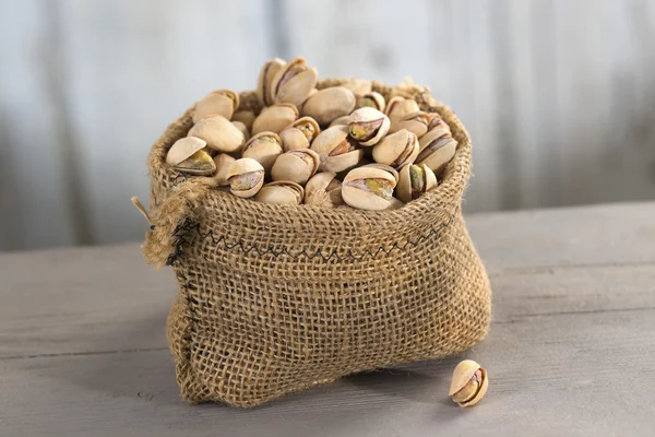 Pistacchi salati arrosto in sacchetto di iuta — Foto Stock