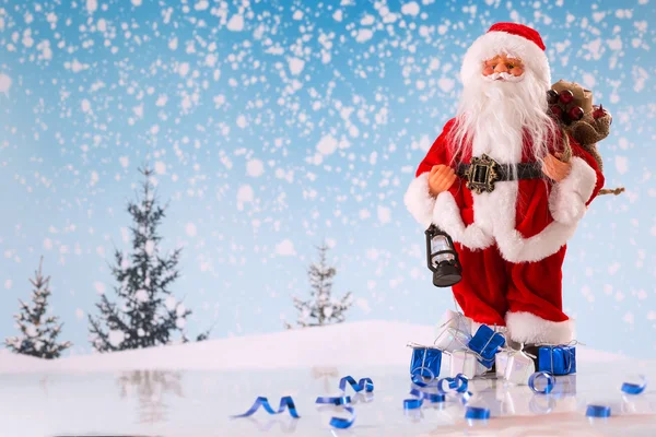 Weihnachtsmann im Schnee — Stockfoto