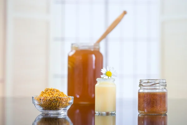 Organic honey bee products — Stock Photo, Image