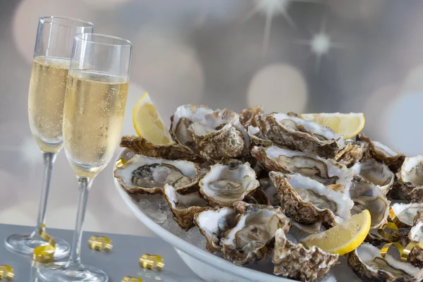 Frische Austern mit einem Glas Sekt — Stockfoto