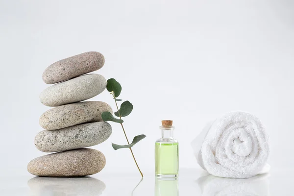 Wellnesszubehör und Zen-Steine — Stockfoto