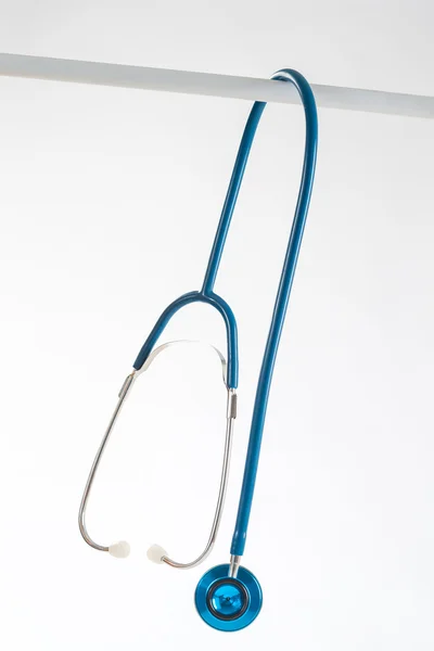 Медицинский стетоскоп, висящий на металлической панели — стоковое фото