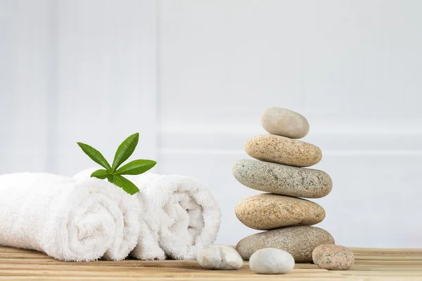Acessórios de spa e pedras zen — Fotografia de Stock