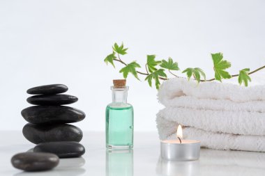 Zen bazalt taşların ve mum