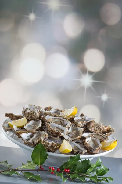 Fresh oysters with lemon — Stock Photo, Image