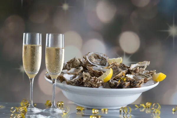 Taze istiridye ve şampanya 