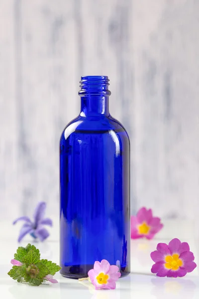 Эфирное масло в голубой бутылке — стоковое фото