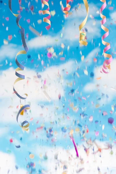 Kleurrijke slingers en confetti — Stockfoto