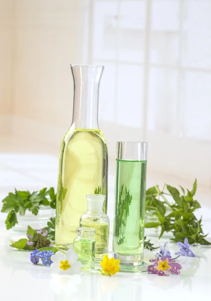 Essentiële oliën voor aromatherapie behandeling met verse kruiden — Stockfoto