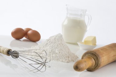 Yumurta, un, süt, tereyağı ve mutfak eşyaları