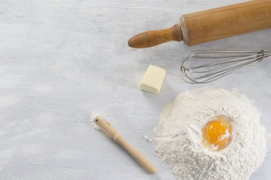 yumurta, un, tereyağı ve mutfak eşyaları
