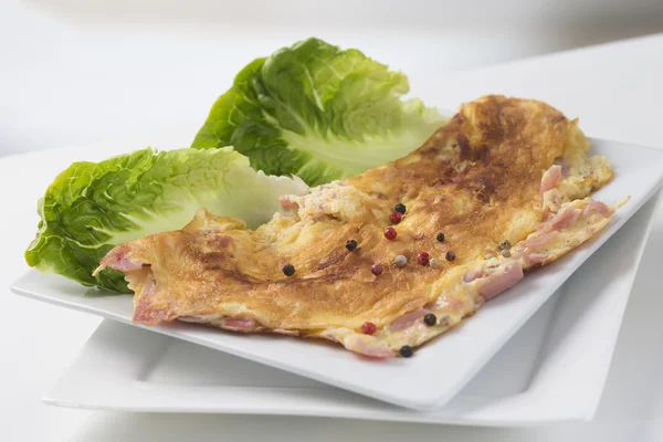 Omelet and salad — Stock Photo, Image