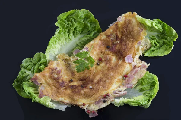 Omelet and salad — Stock Photo, Image