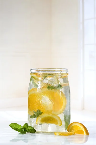 Agua desintoxicante nutritiva con naranja y menta — Foto de Stock
