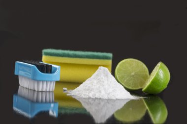 Doğal temizlik araçları limon ve sodyum bikarbonat
